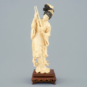 Een Chinese ivoren figuur van een vrouw op sokkel, ca. 1900 — foto 1