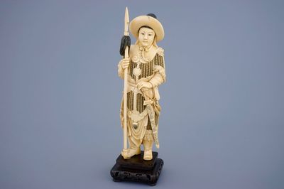 Een Chinese ivoren figuur van een vrouwelijke strijder op sokkel, eind 19e eeuw