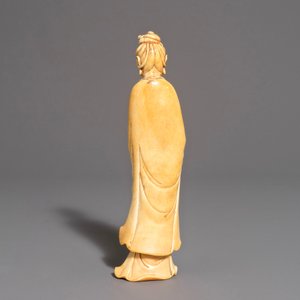 Een Chinese ivoren figuur van Guanyin, 17/18e eeuw — foto 3