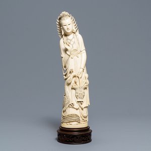 Een Chinese ivoren figuur van Guanyin en een feniks, ca. 1900 — foto 1
