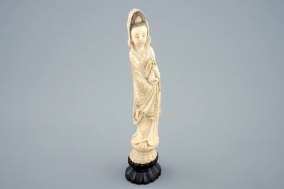 Een Chinese ivoren figuur van Guanyin op houten sokkel, 19e eeuw