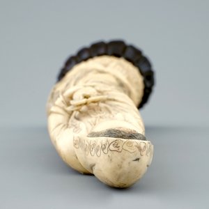 Een Chinese ivoren figuur van Guanyin op houten sokkel, 19e eeuw — foto 6