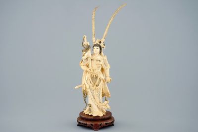 Een Chinese ivoren figuur van Hua Mulan op sokkel, eind 19e eeuw