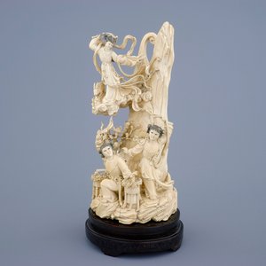 Een Chinese ivoren groep met de godin van de maan en 2 meisjes op een houten sokkel, 19/20e eeuw — foto 1