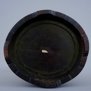 Een Chinese ivoren groep met de godin van de maan en twee meisjes op een houten sokkel, 19/20e eeuw — foto 7