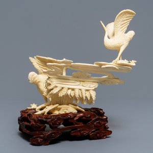 Een Chinese ivoren groep met kraanvogels bij wolken, ca. 1920 — foto 2