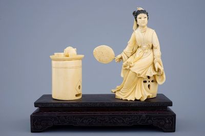 Een Chinese ivoren groep van een dame bij een theetafel op houten sokkel, 19e eeuw