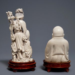 Een Chinese ivoren groep van een gezin en een figuur van de lachende Boeddha, ca. 1900 — foto 4