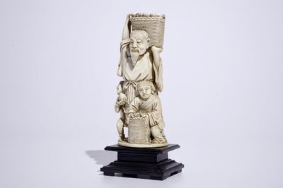 Een Chinese ivoren groep van een perzikenplukker op houten basis, begin 20e eeuw