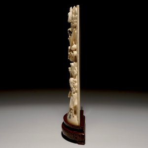 Een Chinese ivoren plaquette met onsterfelijken op houten sokkel, 2e kwart 20e eeuw — foto 2