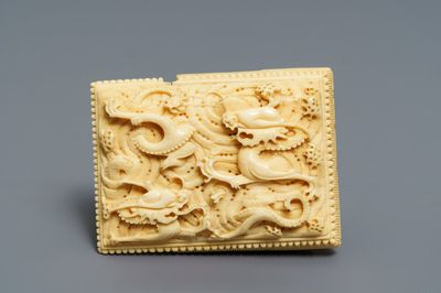 Een Chinese ivoren riemgesp met draken, Wanli