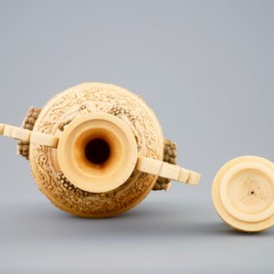 Een Chinese ivoren vaas met deksel op houten basis, begin 20e eeuw — foto 5