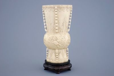 Een Chinese ivoren vaas naar archaïsch voorbeeld op een houten sokkel, 19e eeuw