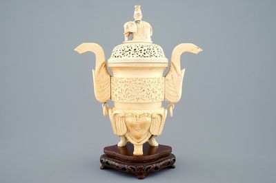 Een Chinese ivoren wierookbrander op houten voet, ca. 1900
