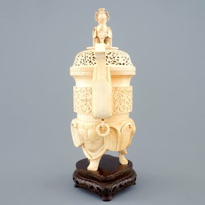 Een Chinese ivoren wierookbrander op houten voet, ca. 1900 — foto 2