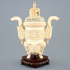 Een Chinese ivoren wierookbrander op houten voet, ca. 1900 — foto 3