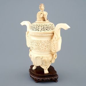 Een Chinese ivoren wierookbrander op houten voet, ca. 1900 — foto 7