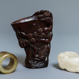 Een Chinese jade boogschuttersring, een hoornen rituele beker en een penselenwasser in Peking glas, 18e eeuw en later — foto 1