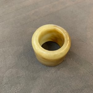 Een Chinese jade boogschuttersring, een hoornen rituele beker en een penselenwasser in Peking glas, 18e eeuw en later — foto 12