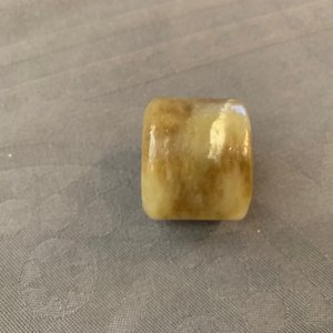 Een Chinese jade boogschuttersring, een hoornen rituele beker en een penselenwasser in Peking glas, 18e eeuw en later — foto 13