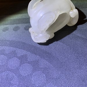 Een Chinese jade boogschuttersring, een hoornen rituele beker en een penselenwasser in Peking glas, 18e eeuw en later — foto 20