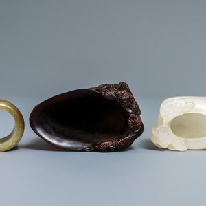 Een Chinese jade boogschuttersring, een hoornen rituele beker en een penselenwasser in Peking glas, 18e eeuw en later — foto 6