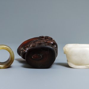 Een Chinese jade boogschuttersring, een hoornen rituele beker en een penselenwasser in Peking glas, 18e eeuw en later — foto 7
