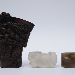 Een Chinese jade boogschuttersring, een hoornen rituele beker en een penselenwasser in Peking glas, 18e eeuw en later — foto 8
