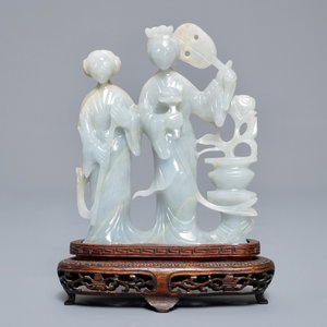 Een Chinese jade groep met twee dames en twee ajour broches, 19/20e eeuw — foto 2