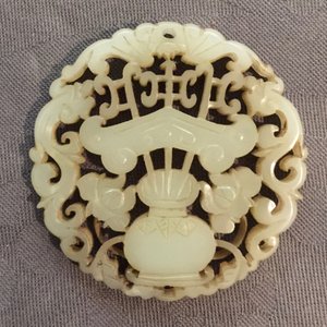 Een Chinese jade groep met twee dames en twee ajour broches, 19/20e eeuw — foto 7