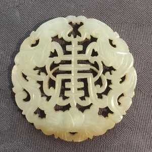 Een Chinese jade groep met twee dames en twee ajour broches, 19/20e eeuw — foto 8
