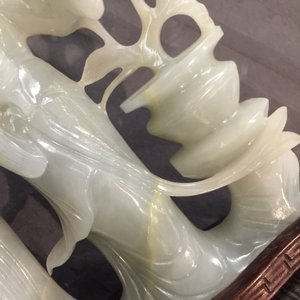 Een Chinese jade groep met twee dames en twee ajour broches, 19/20e eeuw — foto 9