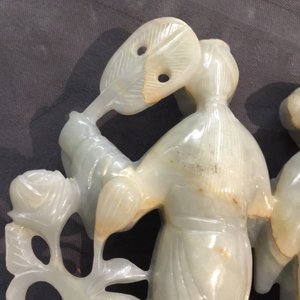 Een Chinese jade groep met twee dames en twee ajour broches, 19/20e eeuw — foto 10