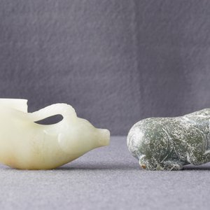 Een Chinese jade hertvormige drinkbeker en een model van een varken, Han of later — foto 11