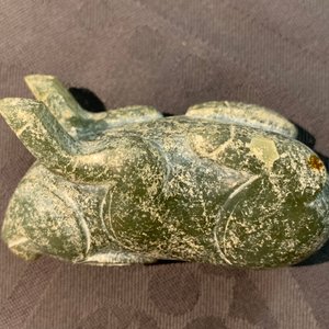 Een Chinese jade hertvormige drinkbeker en een model van een varken, Han of later — foto 23