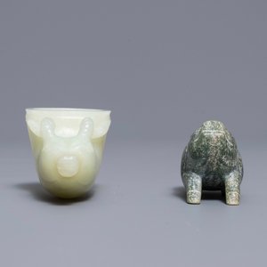 Een Chinese jade hertvormige drinkbeker en een model van een varken, Han of later — foto 6