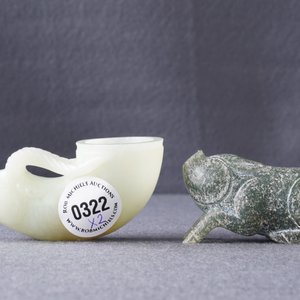 Een Chinese jade hertvormige drinkbeker en een model van een varken, Han of later — foto 9