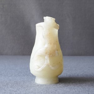 Een Chinese jade kan met chilong-handgreep in celadon jade, Qing — foto 11