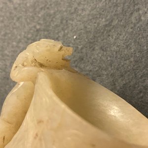 Een Chinese jade kan met chilong-handgreep in celadon jade, Qing — foto 15