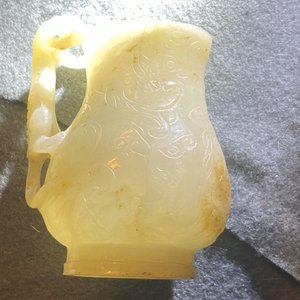 Een Chinese jade kan met chilong-handgreep in celadon jade, Qing — foto 18