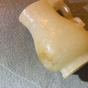 Een Chinese jade kan met chilong-handgreep in celadon jade, Qing — foto 20