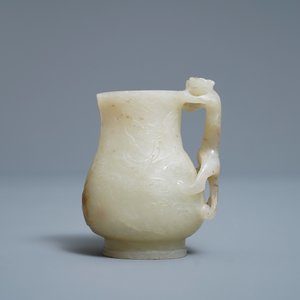 Een Chinese jade kan met chilong-handgreep in celadon jade, Qing — foto 2