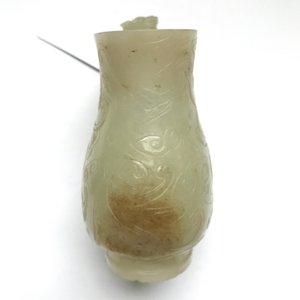 Een Chinese jade kan met chilong-handgreep in celadon jade, Qing — foto 25