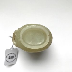 Een Chinese jade kan met chilong-handgreep in celadon jade, Qing — foto 26