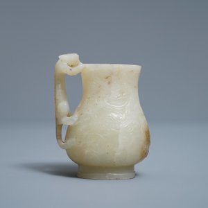 Een Chinese jade kan met chilong-handgreep in celadon jade, Qing — foto 4