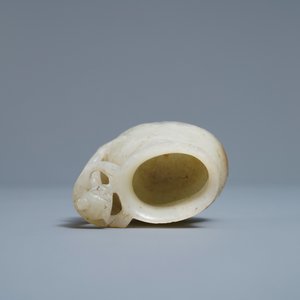 Een Chinese jade kan met chilong-handgreep in celadon jade, Qing — foto 6