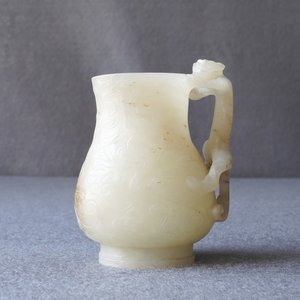 Een Chinese jade kan met chilong-handgreep in celadon jade, Qing — foto 10