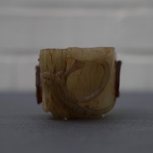 Een Chinese jade libation cup in de vorm van een lotusblad, 18/19e eeuw — foto 11