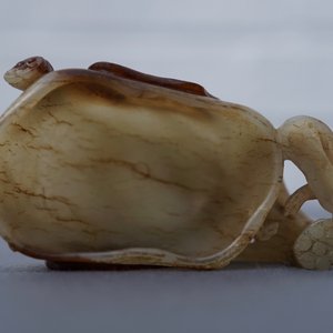 Een Chinese jade libation cup in de vorm van een lotusblad, 18/19e eeuw — foto 12
