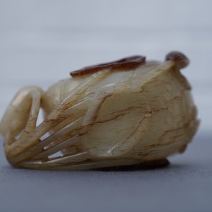 Een Chinese jade libation cup in de vorm van een lotusblad, 18/19e eeuw — foto 13